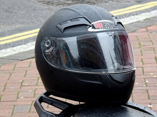 Motorcycle crash helmet
